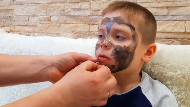 Илюша показывает папе пятерки |  Мое лицо и руки черные