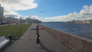 по набережной Невы на электролонгборде