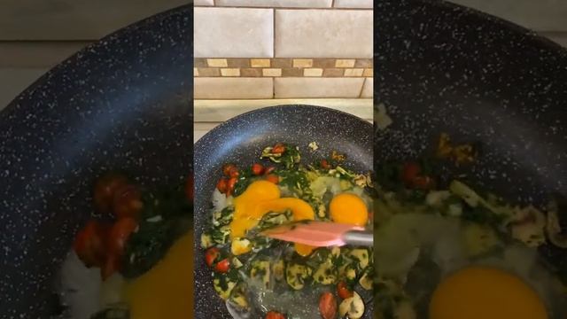 Яичница с грибами и шпинатом. Белая Шакшуша смотреть онлайн
