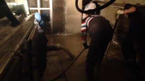 Заливаем с разуклонкой по маякам армированные полы бетоном с топингом