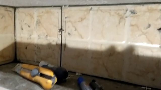 @0213 Шкаф для одежды и полки для обуви из керамической плитки в прихожей.