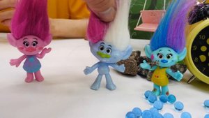 Тролли в детском садике. Игры и видео для детей с игрушками из мультика Тролли