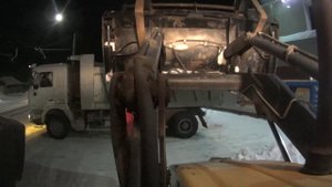"Дети лезут под колёса" Работа в морозы. Люди. Снег. Погрузка. Экскаватор-погрузчик САТ + MAN