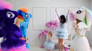 Принцесса Милана. Встреча с My Little Pony. Веселые танцы с пони.