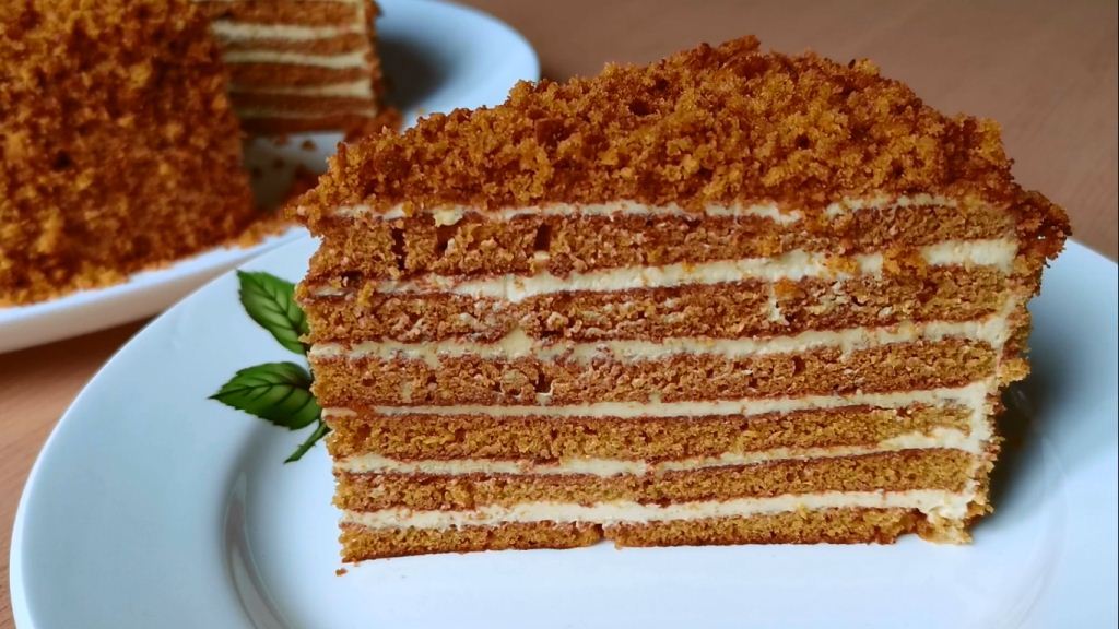 Медовик Рыжик. Торт Рыжик медовый. Медовый торт на сковороде. Торт со сметанным кремом.
