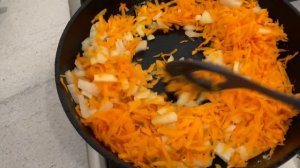 Минтай, запечённый под луково-морковной "шубкой"