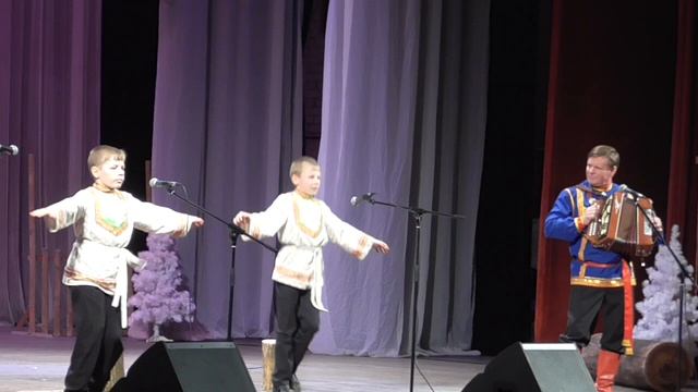 Ребята поют "День и ночь ночь и день на моем плече ремень" !.mp4 смотреть онлайн