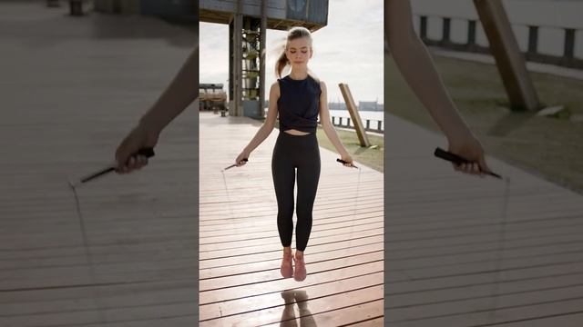 Woman doing a jumping rope makes her fit смотреть онлайн
