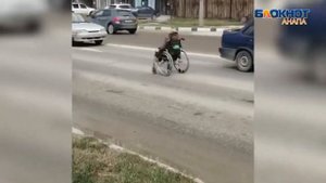 Женщина в инвалидной коляске попрошайничает на проезжей части в Анапе, рискуя жизнью