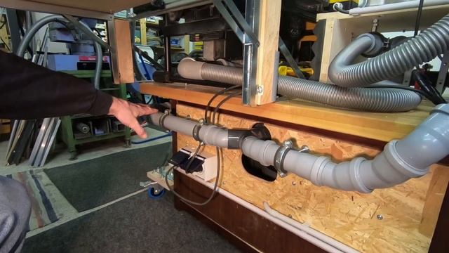 Sägestation mit DeWalt DWS777 Kapp- und DWE7492 Kreissäge sowie Absaugung