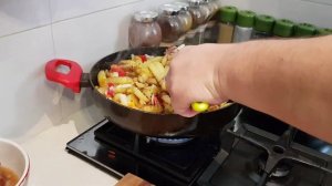 Жареная картошка с тушенкой на сковороде