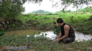 Smart Girl's Fishing - Build fish trap by deep hole - Catch Big Fish - Survival Skills