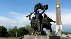 Стоят обелиски