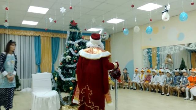 Новогодний утренник! Дед мороз дарит подарки kinder surprise maxi смотреть онлайн