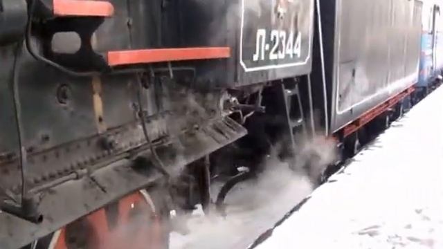 Ретропоезд в движении. Старинный русский паровоз в движении, прибытие на станцию.