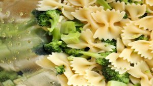 Паста с курицей и брокколи