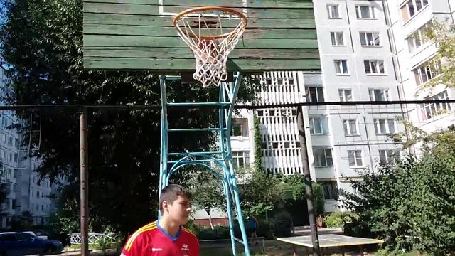 Обучение игре в баскетбол:Ведение мяча,бросок,обводка. Видеоурок №1
