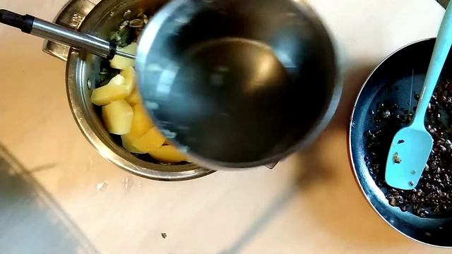 Стручковая фасоль(მწვანე ლობიო) с отварным кортофелем и специями.Ну очень вкусно!По летнему??