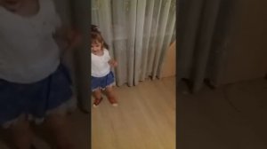Мокрая девочка танцует / baby dancing.