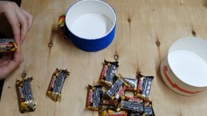 DIY: Подарочная коробка с конфетами/Подарок из конфет