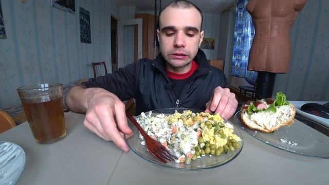 МУКБАНГ ЯИЧНИЦА / КАША ПШЕННАЯ / САЛАТ / БУТЕРБРОДЫ С СОСИСКАМИ / Mukbang EATING / ASMR / АСМР #933