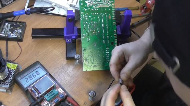 Стиральная машина Ariston ARSL 850 работает 5 минут и отключается (гаснет) смотреть онлайн