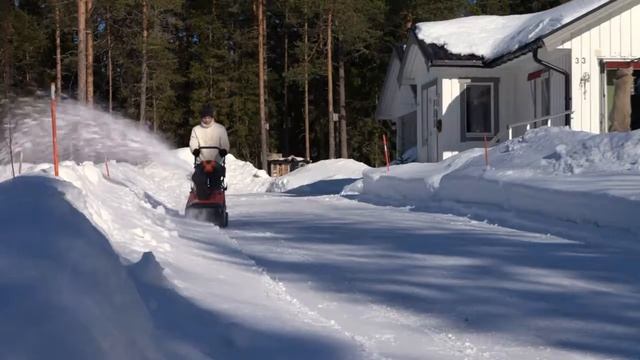 Снегоуборщики Husqvarna ST 131 и Husqvarna ST 151 смотреть онлайн