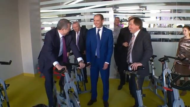 Губернатор Анататолий Артамонов в фитнес-центре Grand Fitness, Калуга смотреть онлайн