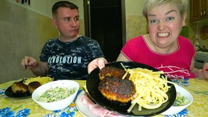 Мукбанг Вован ругается, запорола ужин, спалила котлеты! Домашняя еда лучше магазинной!