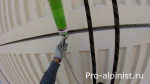 Утепление и герметизация межпанельных швов промышленными альпинистами.