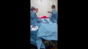 Хирурги танцуют во время операции