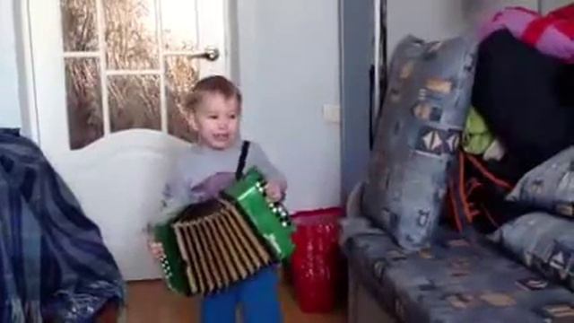 Мальчик игает на гормошки