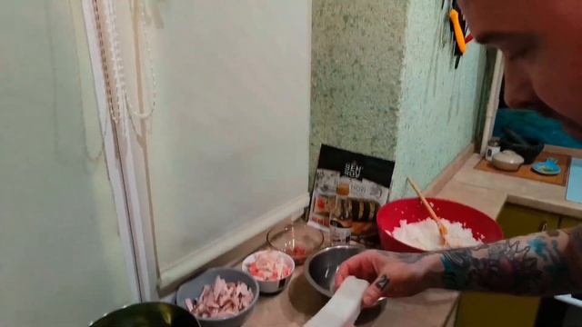 Роллы учимся готовить ,любимым жёнам на 8 марта ,в конце треш.... смотреть онлайн