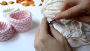 ЛЕТНИЙ БРАСЛЕТ ИЗ ОСТАТКОВ ТРИКОТАЖНОЙ ПРЯЖИ