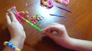 Как сделать браслет из резинок.Самый простой браслет из резинок Loom Bands. Поделки с детьми
