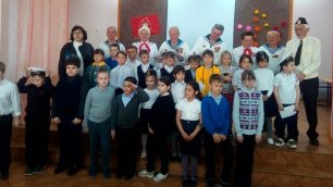 Песню "Катюша" исполняют ансамбль "Экипаж —одна семья" и ученики казанской школы