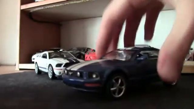 Ford Mustang 2006 и Shelby GT 500 2007 (Kinsmart) смотреть онлайн