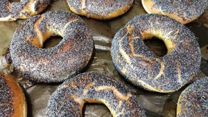 Готовим легендарные Бейглы (бублики, которые перед выпечкой обваривают в кипятке)