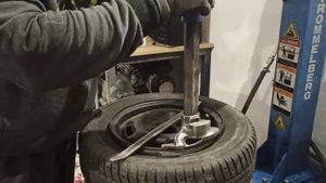 Установил и подключил шиномонтажный станок. Первый заработок.100% себе!!!