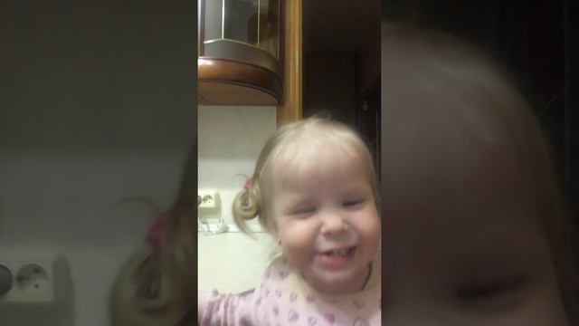 Маленькая девочка «Зелёный попугай» смотреть онлайн