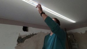 Как установить поликарбонат на световую линию в натяжном потолке. Исправление косяка за монтажниками