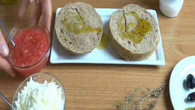 Греческий дакос: Традиционная греческая закуска из сухаря, помидор и феты