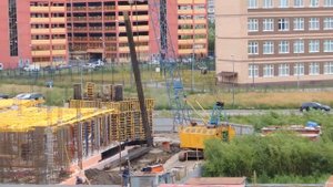 Самоходный гусеничный стреловой кран, вытаскивает шпунт Ларсена из земли и складывает.