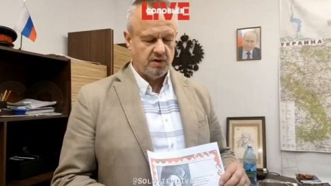 Письмо через всю страну: военкор Соловьёв Live передал послание мэру обстреливаемой Новой Каховки