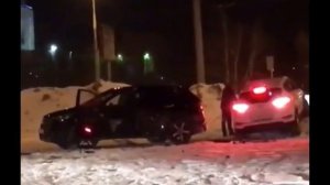 Жесть в Уфе. Жена застала мужа с любовницей, и начала давить их на машине!
