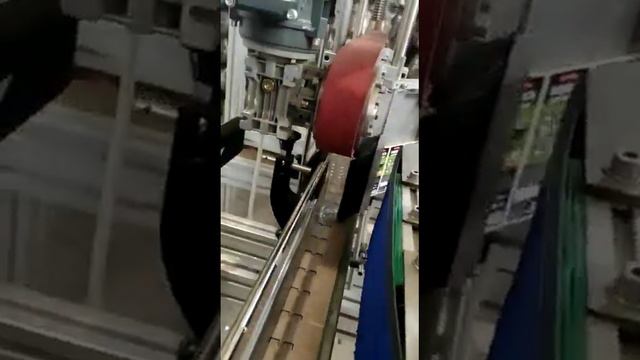 Нанесение этикеток на бутылки 220 мл. Этикетировочный автомат ЭМ-5. ПрактикМ #shorts #shortsvideo