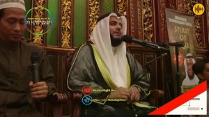 Мишари Рашид поет нашид в Индонезии. Mishary Rashid