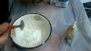 Птица из гипсовой штукатурки