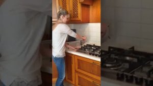 Установка защитного барьера на плиту.