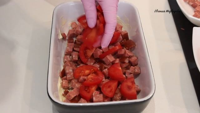 ВКУСНЕЙШИЙ САЛАТ С КОПЧЁНОЙ КОЛБАСОЙ/САЛАТ УЛЕТАЕТ ПЕРВЫМ СО СТОЛА/ВКУСНО И ПРОСТО/МЕДВЕДЕВА РЕЦЕПТ